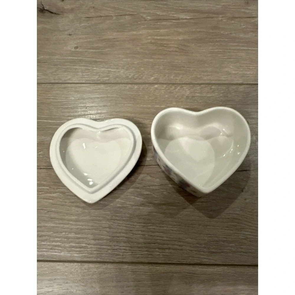 Vintage STUDIO NOVA Heart's Floral Heart Shaped Ceramic Trinket Box MZ854‎
